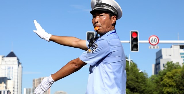《中华人民共和国道路交通安全法》实施二十年　常德交警筑平安