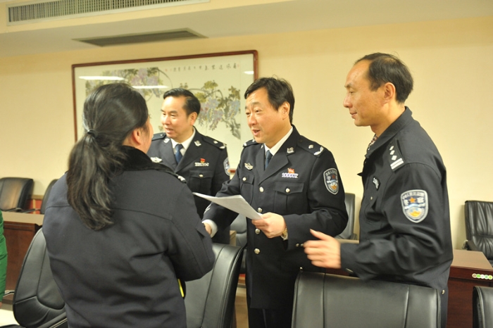 胡文同志赴市局巡特警支队,武陵分局慰问困难民警