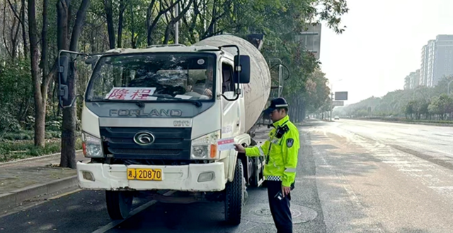 常德交警打响冬季蓝天保卫战堵住“污染车”进城