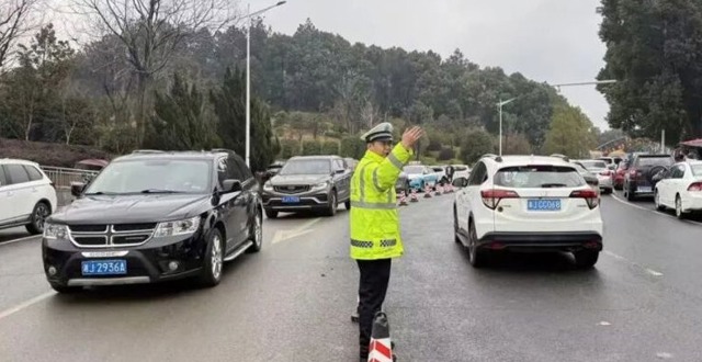 常德公安交管部门全力守护除夕道路交通安全