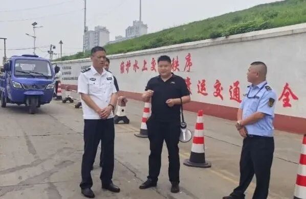 察看孔家河渡口安全及运营情况