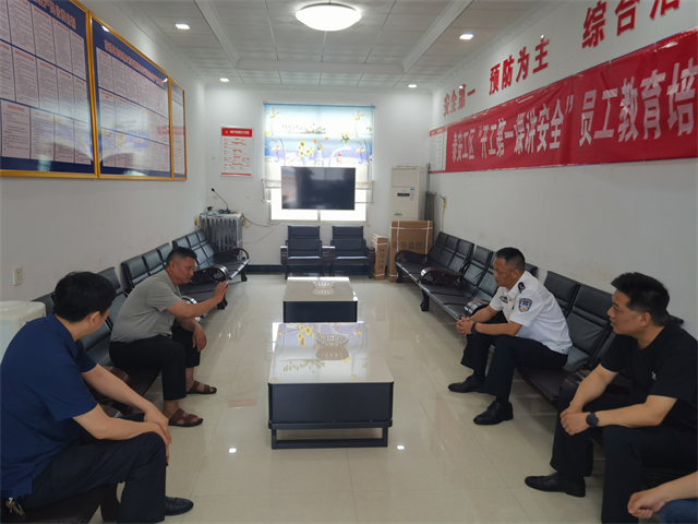 与企业负责人交流_副本
