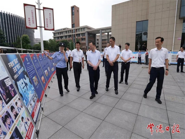 参观禁毒展览区