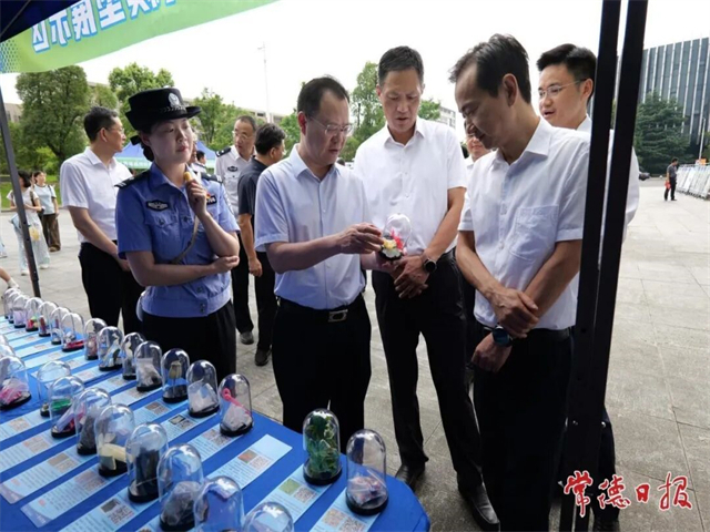 参观禁毒展览区 2