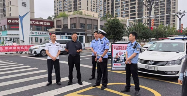 常德公安交管部门源头路面宣传齐出手 守护出行“头顶安全”
