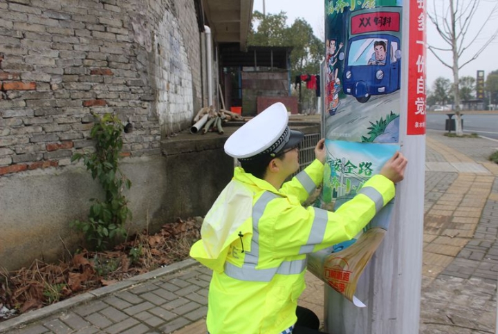 粘贴宣传挂图 2.jpg