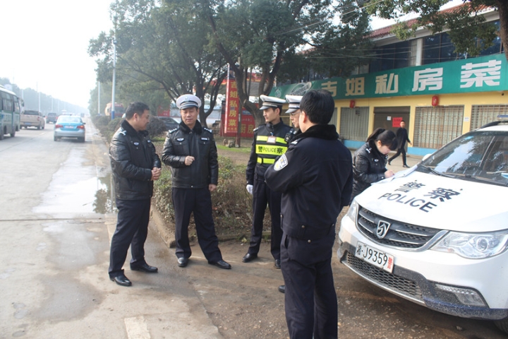 检查春运执勤点.jpg